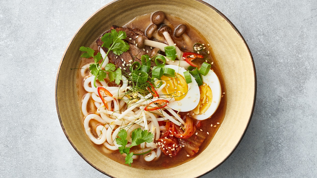 Ramen soep met rundvlees en kimchee